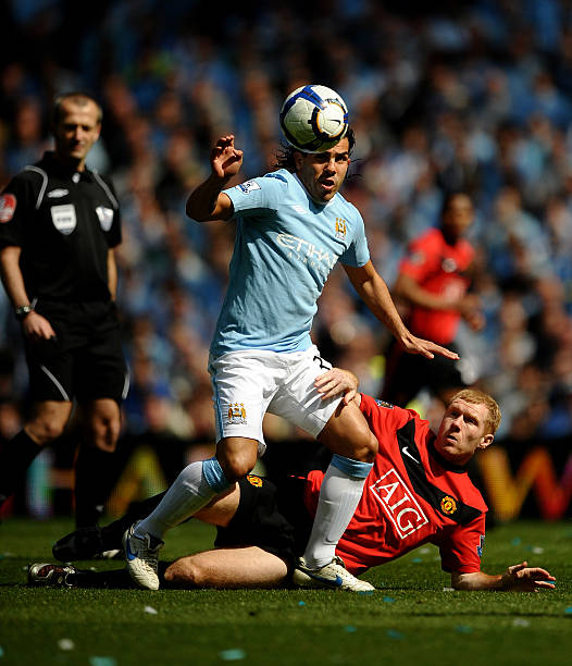 好像武侠小说中的暗器高手！飞刀运动员展示速投，又快又准.